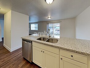 16986 SW Steele Way in Beaverton, OR - Foto de edificio - Building Photo