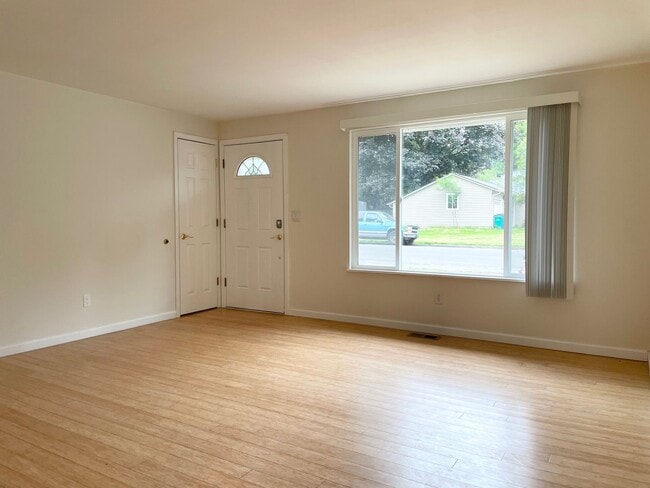 12518 98th Ave NE in Kirkland, WA - Foto de edificio - Building Photo