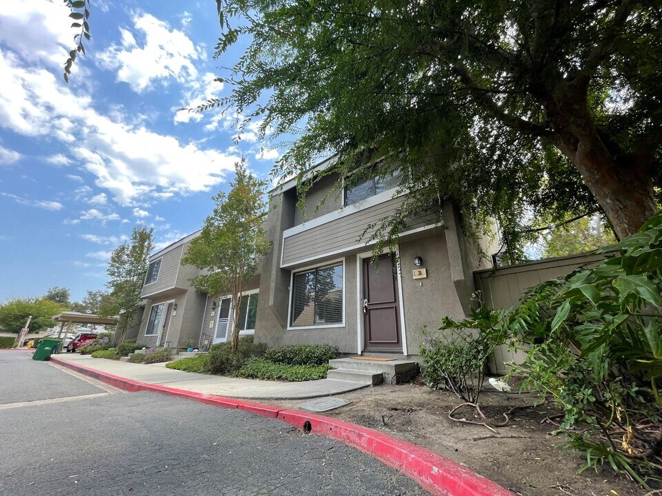 2 Rosemary in Irvine, CA - Building Photo