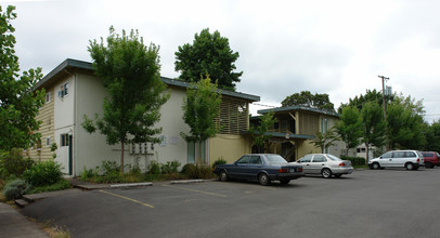 712-736 4th St in Springfield, OR - Foto de edificio - Building Photo