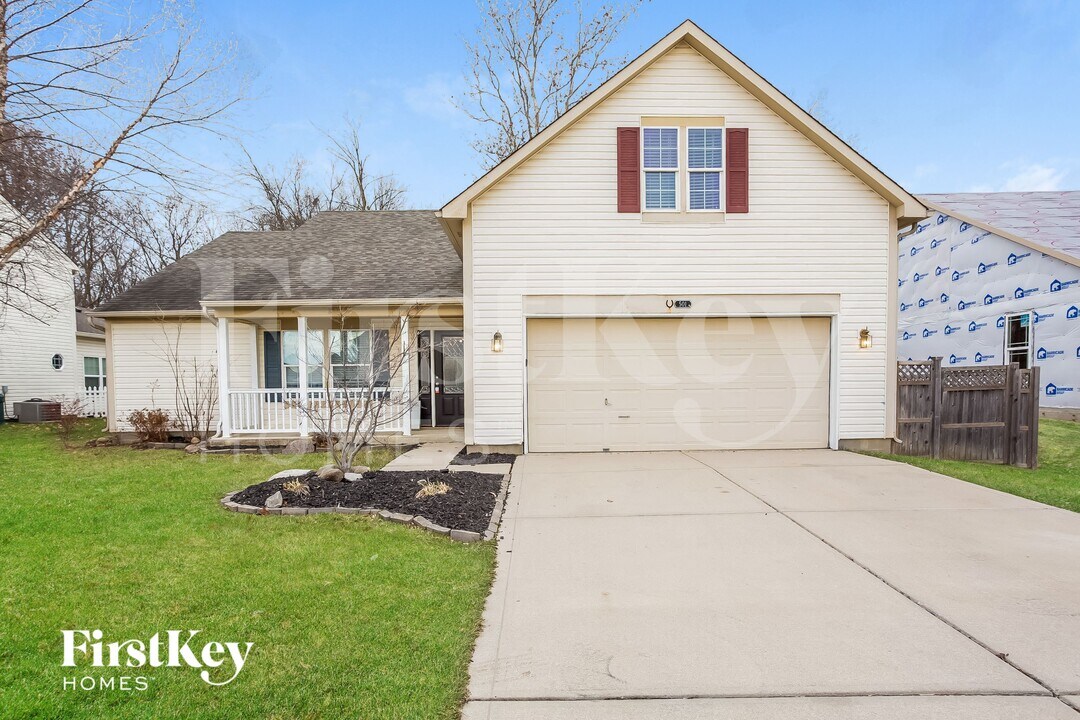 501 Thomas Point Dr in Fortville, IN - Building Photo