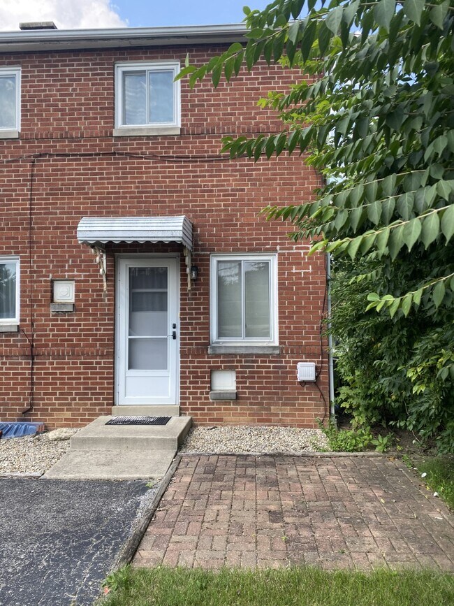 1879 Kentwell Rd in Upper Arlington, OH - Foto de edificio - Building Photo