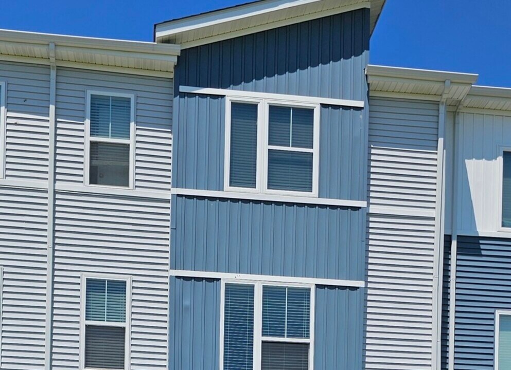 858 Finley Dr in Aurora, IL - Building Photo
