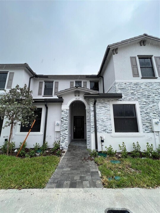 18110 SW 148th Rd in Quail Heights, FL - Building Photo