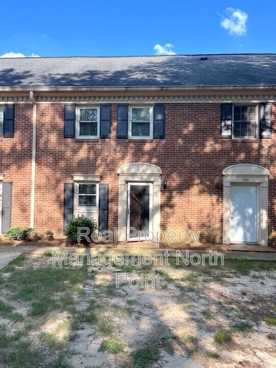 585 Wedgewood Dr in Alpharetta, GA - Building Photo