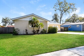 527 Robin Hill Cir in Brandon, FL - Building Photo - Building Photo