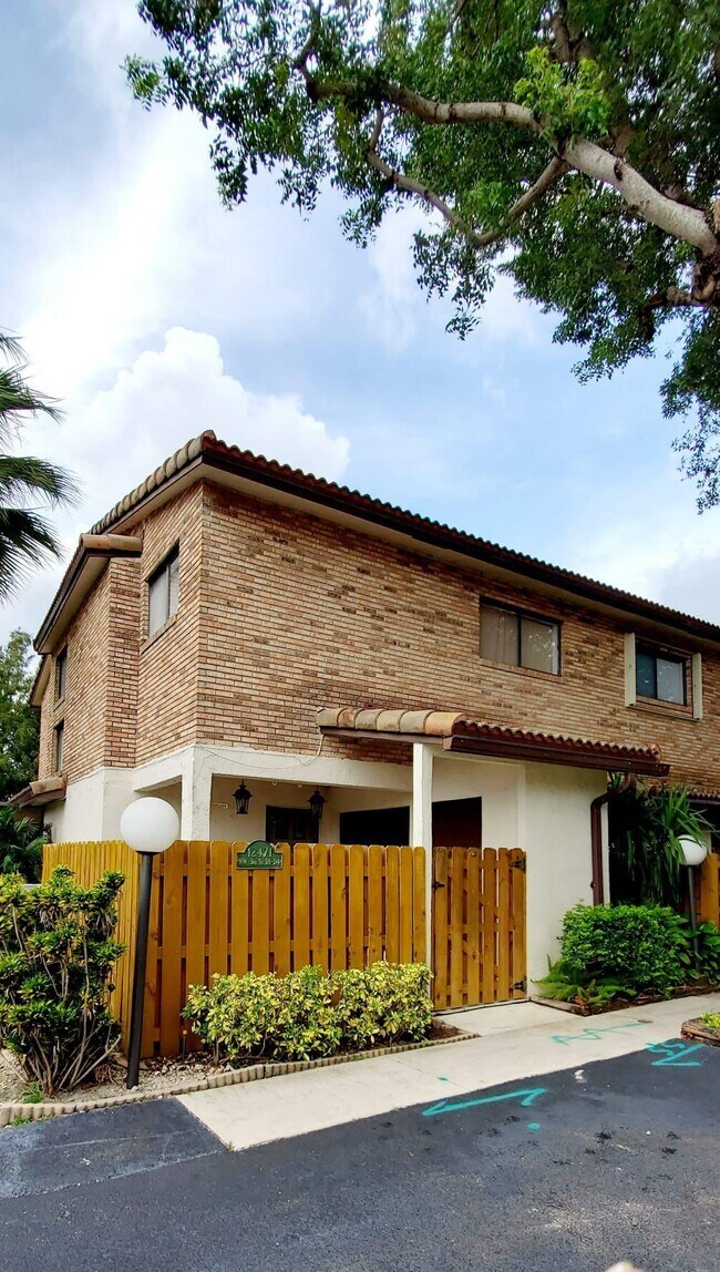 12471 NW 3rd St-Unit -D1 in Plantation, FL - Building Photo - Building Photo