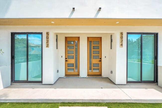 5024 Cahuenga Blvd in North Hollywood, CA - Foto de edificio - Building Photo