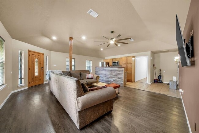 303 Shawnee in Montgomery, TX - Building Photo - Building Photo
