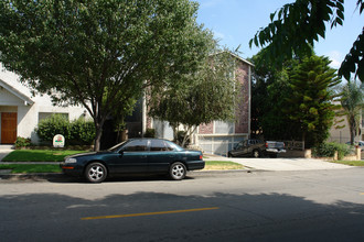 548 E Providencia Ave in Burbank, CA - Building Photo - Building Photo