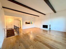 8743 Hollywood Hills Rd in Los Angeles, CA - Building Photo