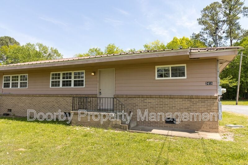 2418 Hickory Valley Rd in Chattanooga, TN - Building Photo