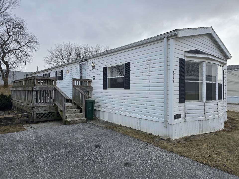 700 W Ridgeway Ave in Cedar Falls, IA - Building Photo