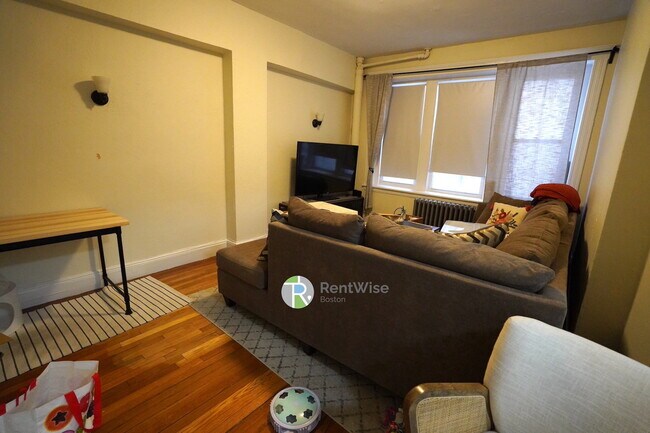 1810 Commonwealth Ave in Boston, MA - Building Photo - Building Photo