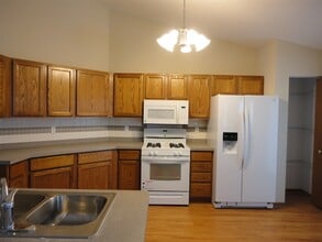 106 James Cir SE in Poplar Grove, IL - Foto de edificio - Building Photo