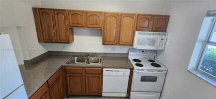 7321 NW 85th St in Tamarac, FL - Building Photo - Building Photo