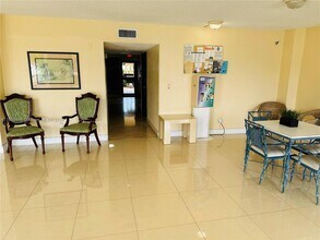 2935 NE 163rd St, Unit 2Q in North Miami Beach, FL - Foto de edificio - Building Photo