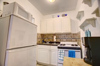 64 W 82nd St in New York, NY - Building Photo - Building Photo