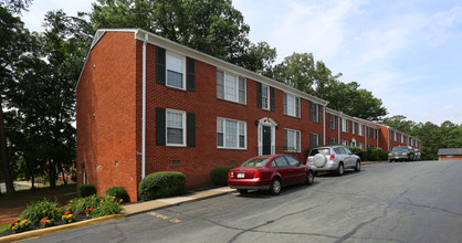 Berkshire and Barter Court Apartments in Charlottesville, VA - Foto de edificio - Building Photo