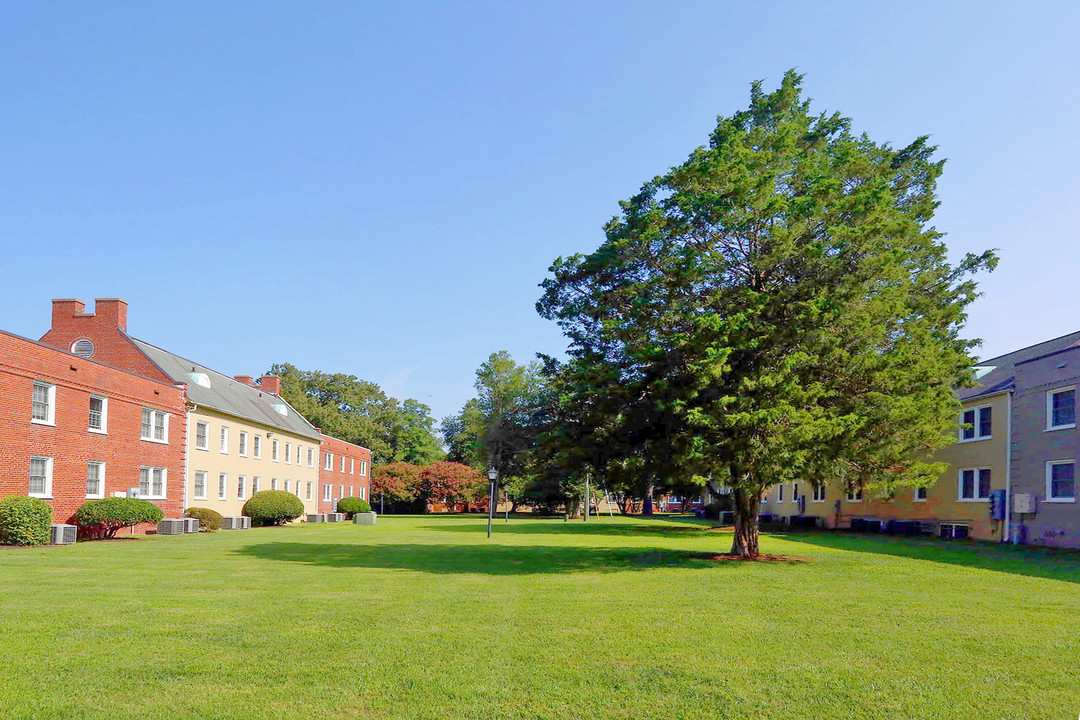 Larchmont Apartments in Norfolk, VA - Foto de edificio