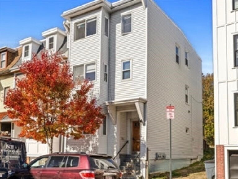 156 Lexington St, Unit #1 in Boston, MA - Foto de edificio