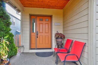 17536 SW Parkway Ct in Sherwood, OR - Foto de edificio - Building Photo