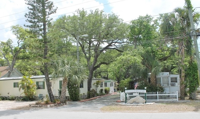 15004 113th Ave in Largo, FL - Foto de edificio - Building Photo