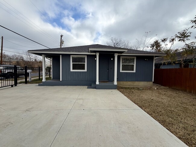 514 Martin Luther King Dr in San Antonio, TX - Building Photo - Building Photo