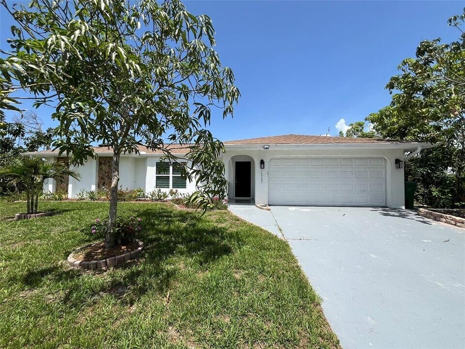 1363 Algiers St in Port Charlotte, FL - Building Photo