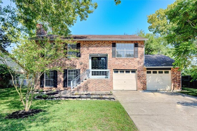 236 E Castle Harbour Dr in Friendswood, TX - Building Photo - Building Photo