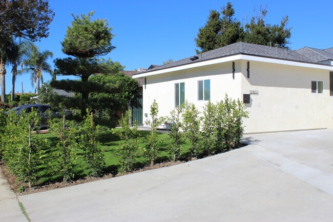 20803 Bassett St in Los Angeles, CA - Building Photo - Building Photo