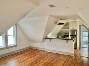 207 Cricket Ave, Unit 2nd floor in Ardmore, PA - Foto de edificio - Building Photo