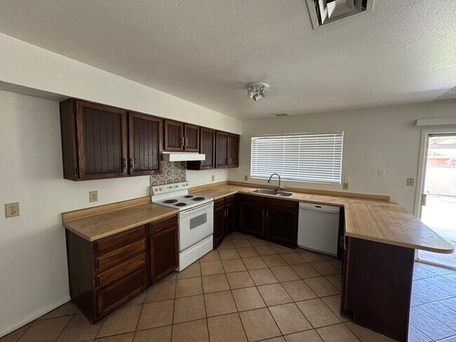 2701 W Charleston Ave in Phoenix, AZ - Foto de edificio - Building Photo