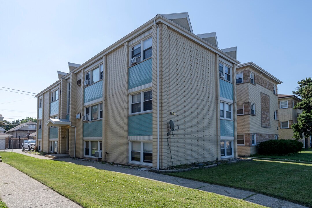 1921 S Harlem Ave, Unit 2W in Berwyn, IL - Building Photo