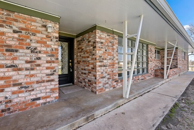 21086 Hwy 6 in Navasota, TX - Building Photo - Building Photo