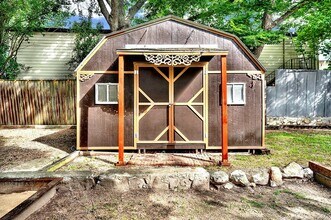 608 W Hopkins St in San Marcos, TX - Building Photo - Building Photo