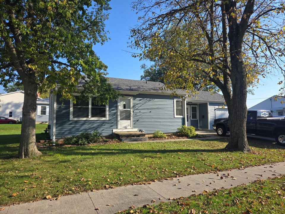128 E 17th St N in Newton, IA - Building Photo