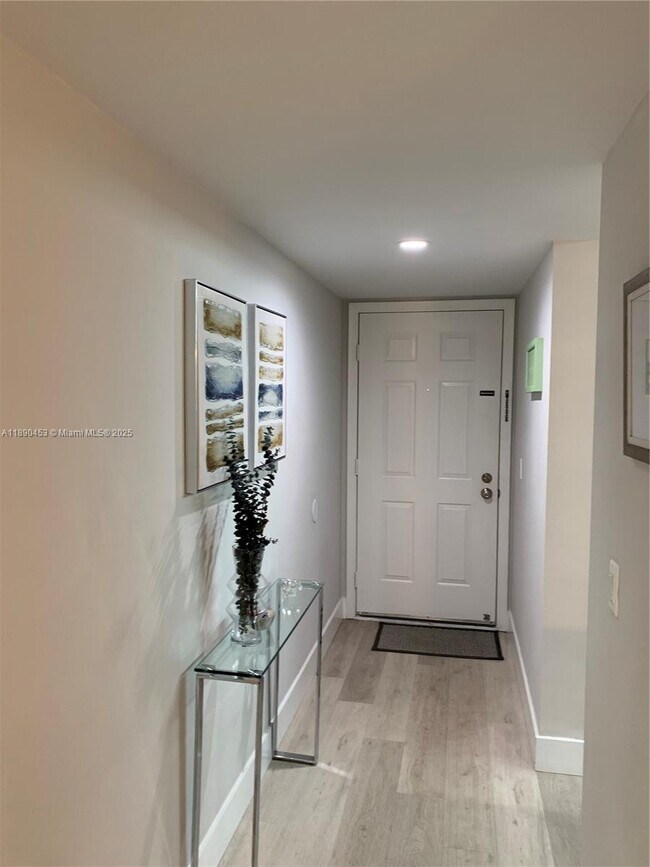 1709 Whitehall Dr in Davie, FL - Building Photo - Building Photo