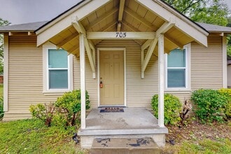 705 Madison St in Cleburne, TX - Building Photo - Building Photo