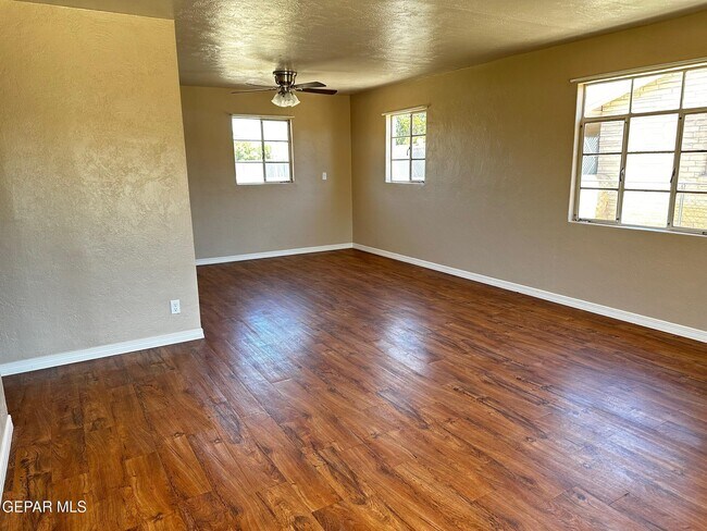 5013 Sierra Madre Dr in El Paso, TX - Building Photo - Building Photo