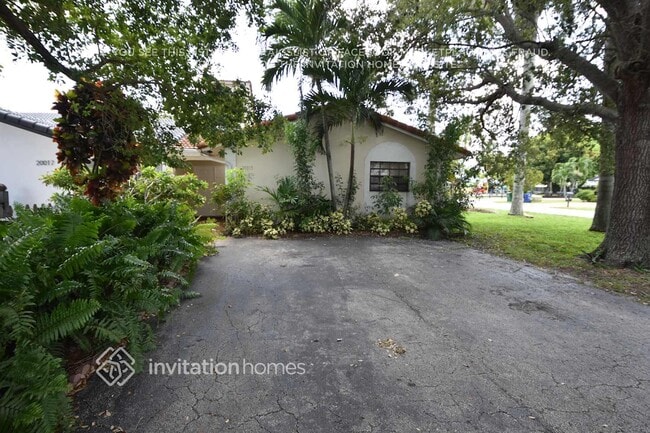 20015 W Oakmont Cir in Hialeah, FL - Building Photo - Building Photo