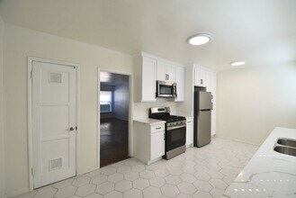 10919 Camarillo St in Los Angeles, CA - Building Photo - Building Photo
