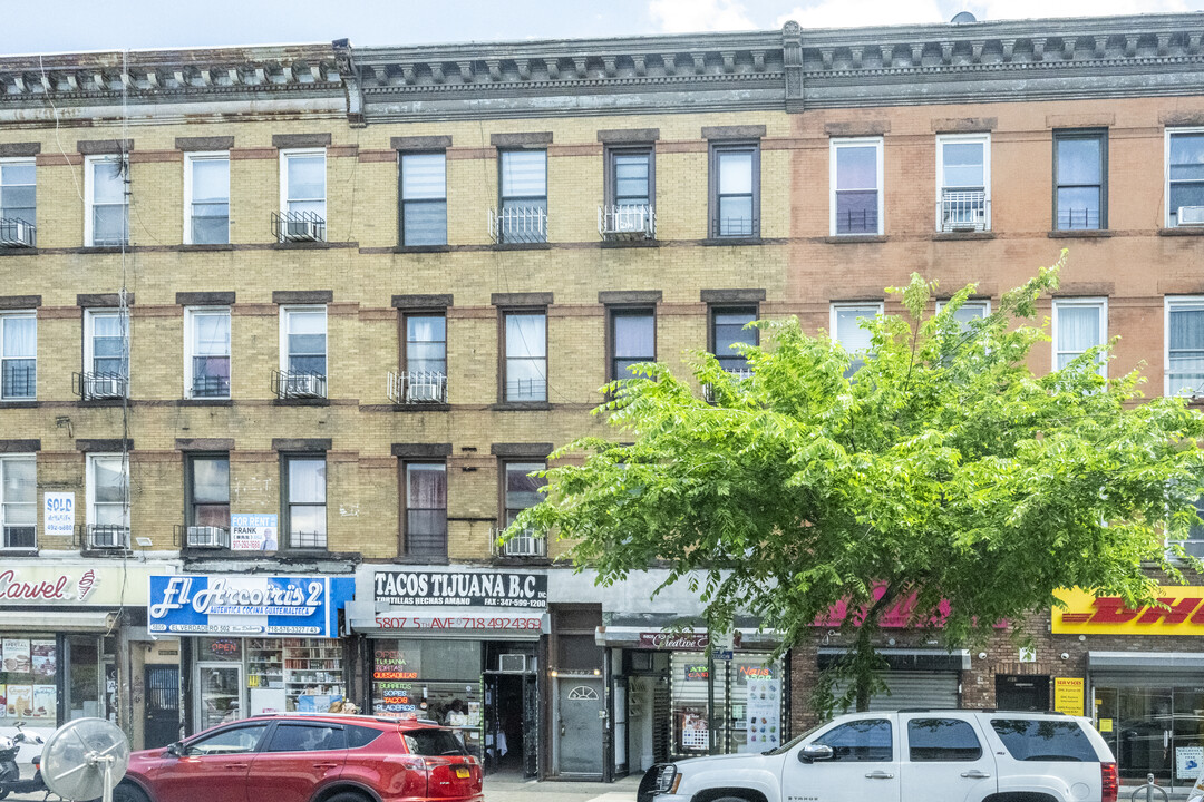 5807 5th Ave in Brooklyn, NY - Foto de edificio