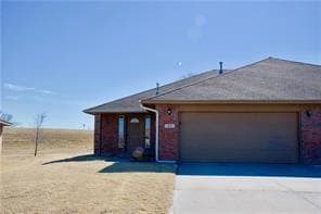 24 Lombardy Pl in Clinton, OK - Building Photo