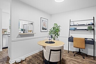 2000 Lake Washington Apartments in Renton, WA - Foto de edificio - Building Photo
