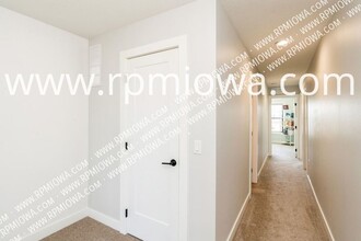 10097 Stark Dr in West Des Moines, IA - Building Photo - Building Photo