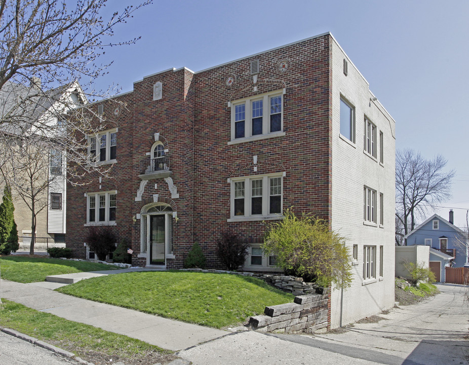 2220 N Bremen St in Milwaukee, WI - Building Photo