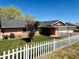 5527 W Avenue M2 in Lancaster, CA - Building Photo