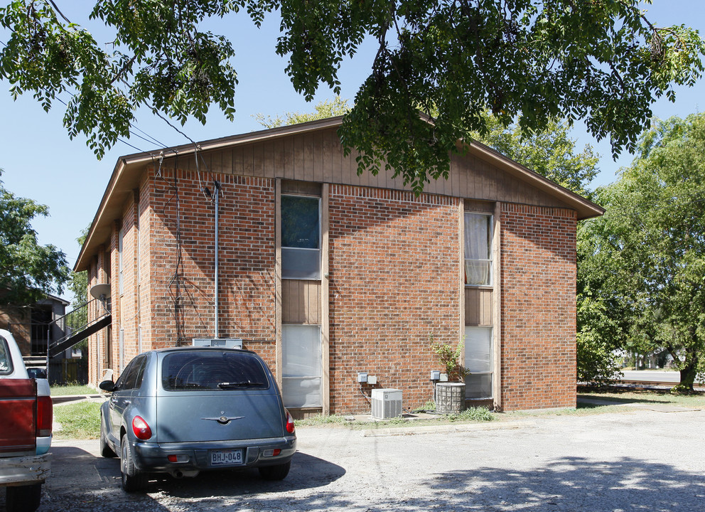 100 Uhland Rd in San Marcos, TX - Foto de edificio