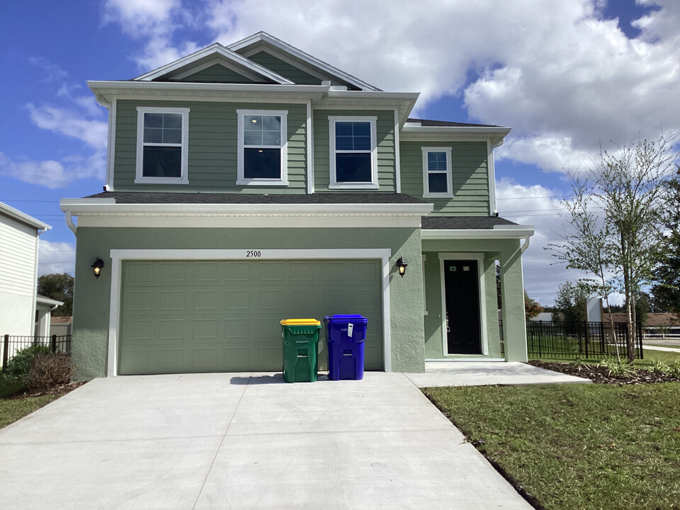 2500 Sunrise Ct in Tavares, FL - Building Photo